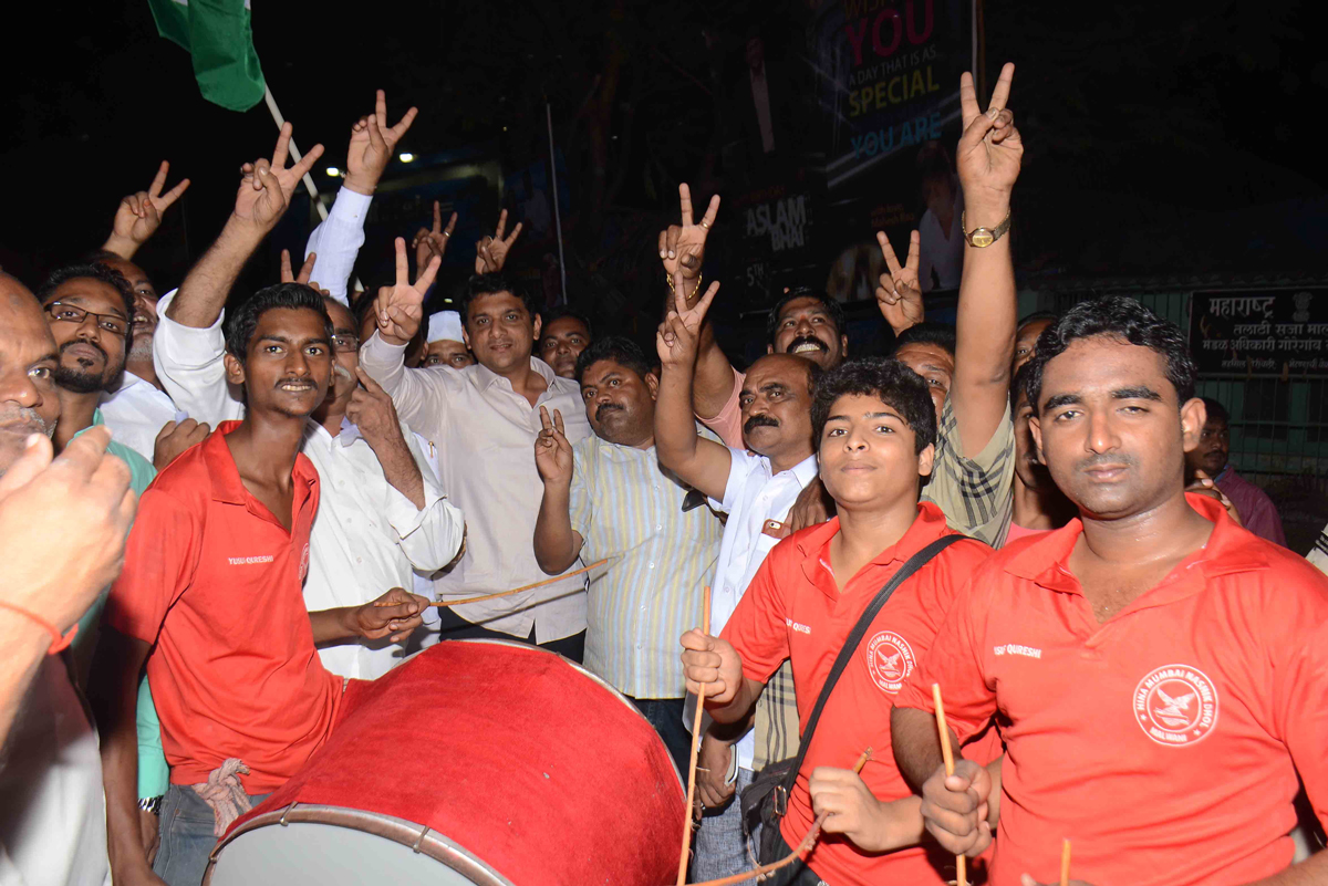 Mumbai Congress Committee MLA Aslam Shaikh Celebrates Victory of Bihar Election with Party Workers at Malad.