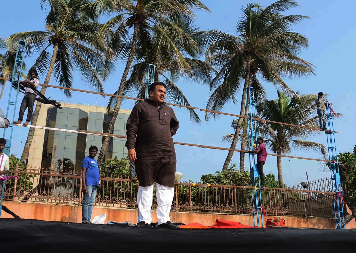 MRCC President Sanjay Nirupam visit Juhu Chowpatty before Chhat Puja..