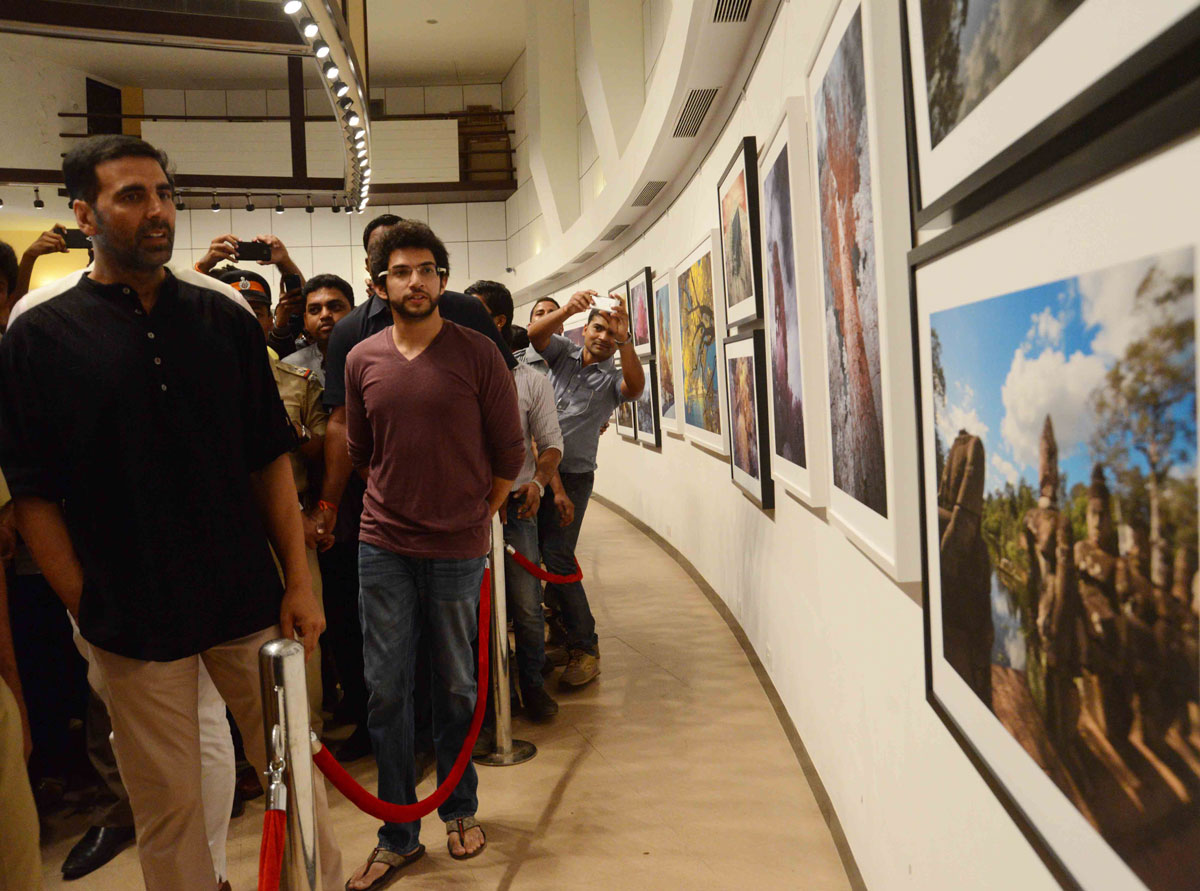 Cine Star Akshay Kumar Visited Shiv Sena Chief Uddhav Thackeray's Photo Exhibition at Jehangir Art Gallery.