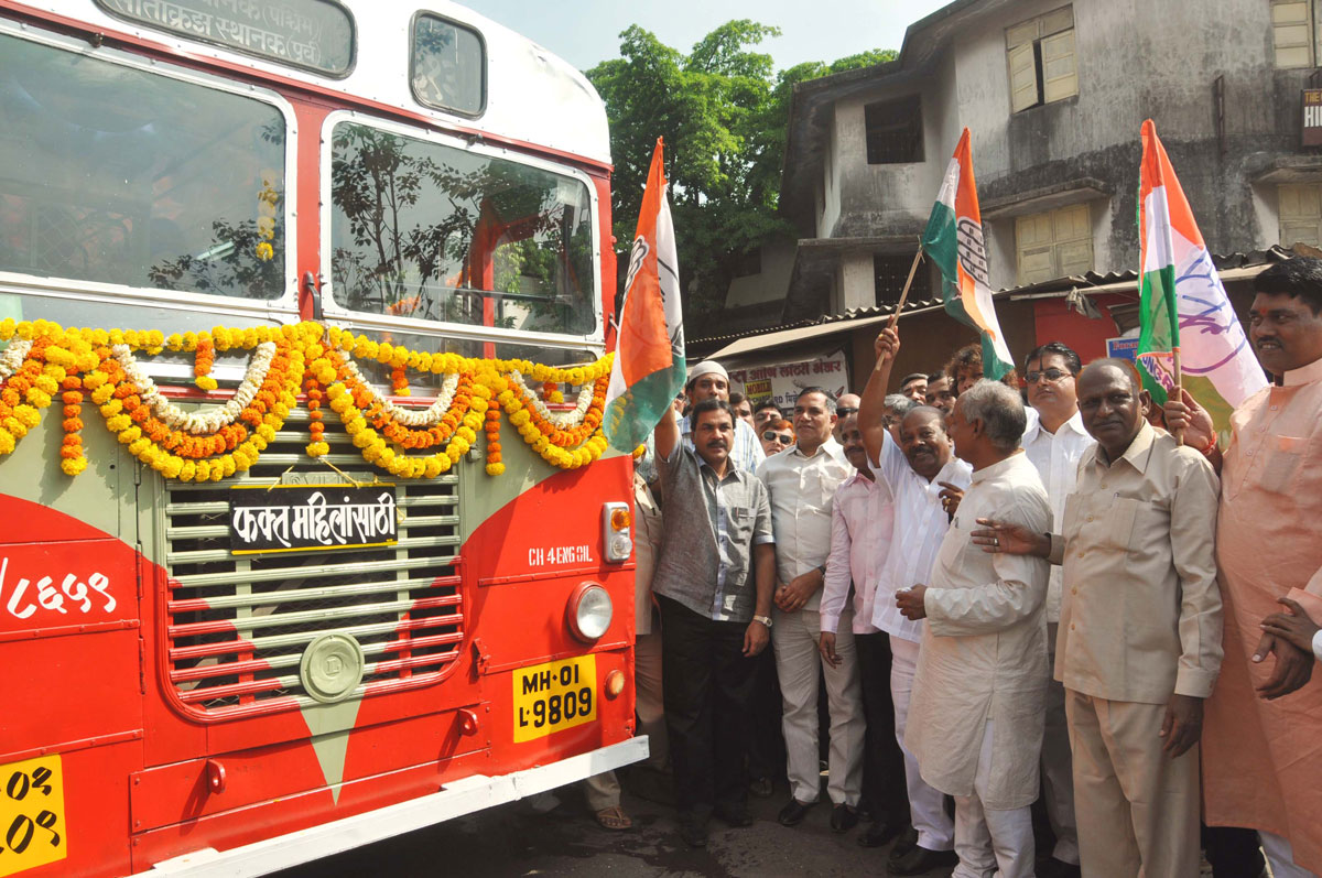 MUMBAI CONGRESS PRESIDENT AND MLA KRIPASHANKAR SINGH & MINISTER ARIF NASIM KHAN INAGURATION CEREMONY SPECIAL BEST BUS FOR WOMEN AT KURLA STATION.