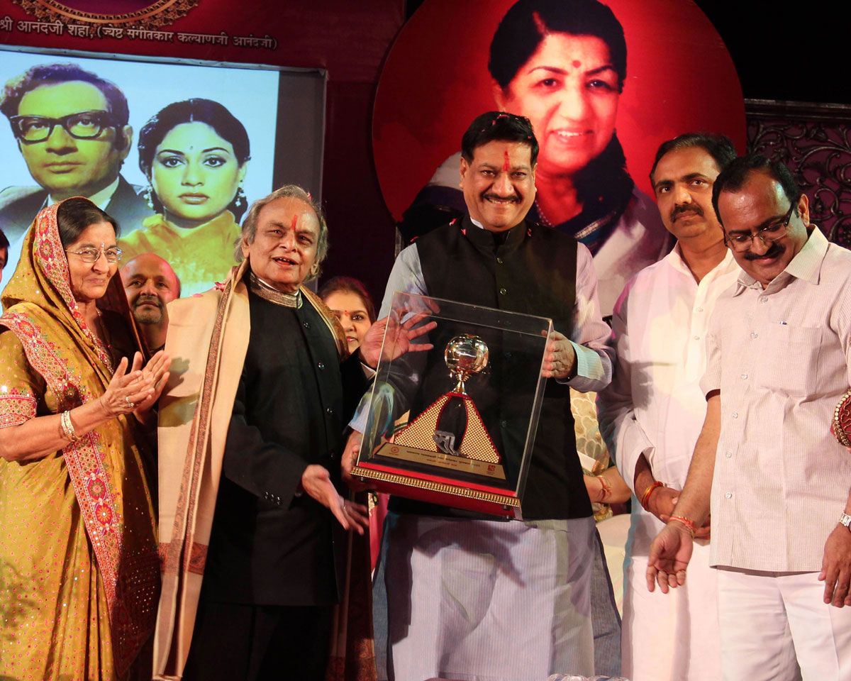 CHIEF MINISTER PRITHVIRAJ CHAVAN AT RAVINDRA NATYA MANDIR ON OCCASION OF LATA MANGESHKAR AWARD CEREMONY.