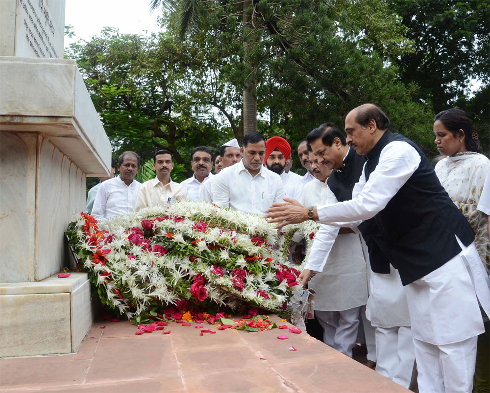 ON OCCASION OF AUGUST KRANTI DIN CHIEF MINISTER PRITHVIRAJ CHAVAN,MPCC.PRESIDENT MANIKRAO THAKAREY,& MRCC PRESIDENT KRIPASHANKAR SINGH  PAYING TRIBUTE TO KRANTIVEER"S AT AUGUST KRANTI MAIDAN.