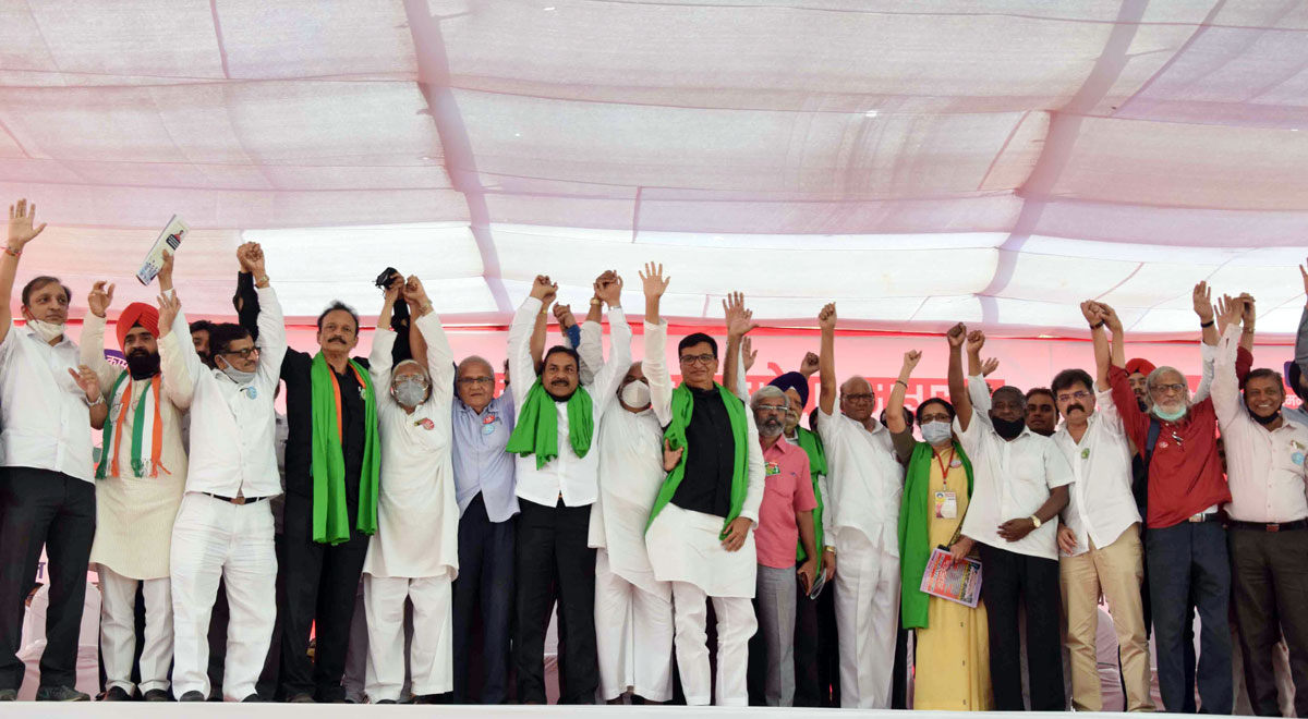 Farmers Protest Rally Supported by Maharashtra Maha Vikas Aghadi at Mumbai Azad Maidan to Raj Bhavan.