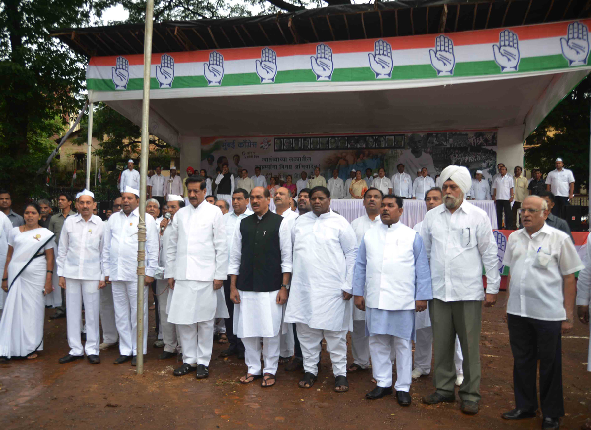 LEADER'S PAYING TRIBUTE TO "KRANTI STAMBHA" ON THE OCCASION "KRANTI DIN" AT GOWALIA TANK AUGUST KRANTI MAIDAN IN MUMBAI.