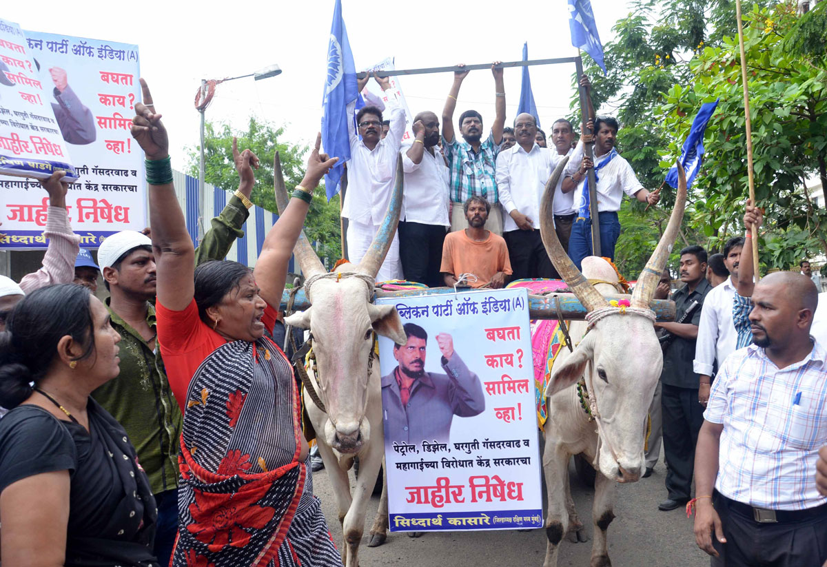 RPI LEADER RAMDAS ATHAWALE PROTEST AGAINST DIESEL PRICE HIKE AT BANDRA.