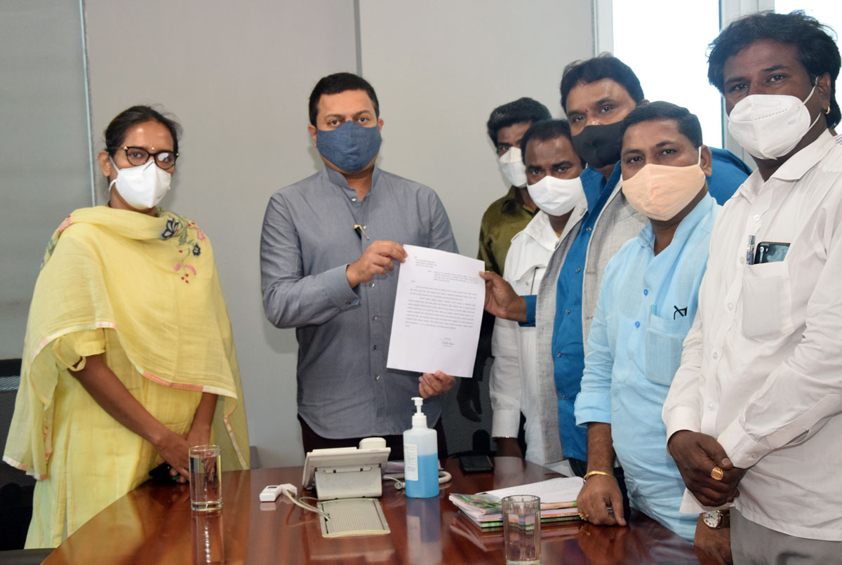 Mniater Varshatai Gaikwad & Minsister Amit Deshmukh at Mantralaya.