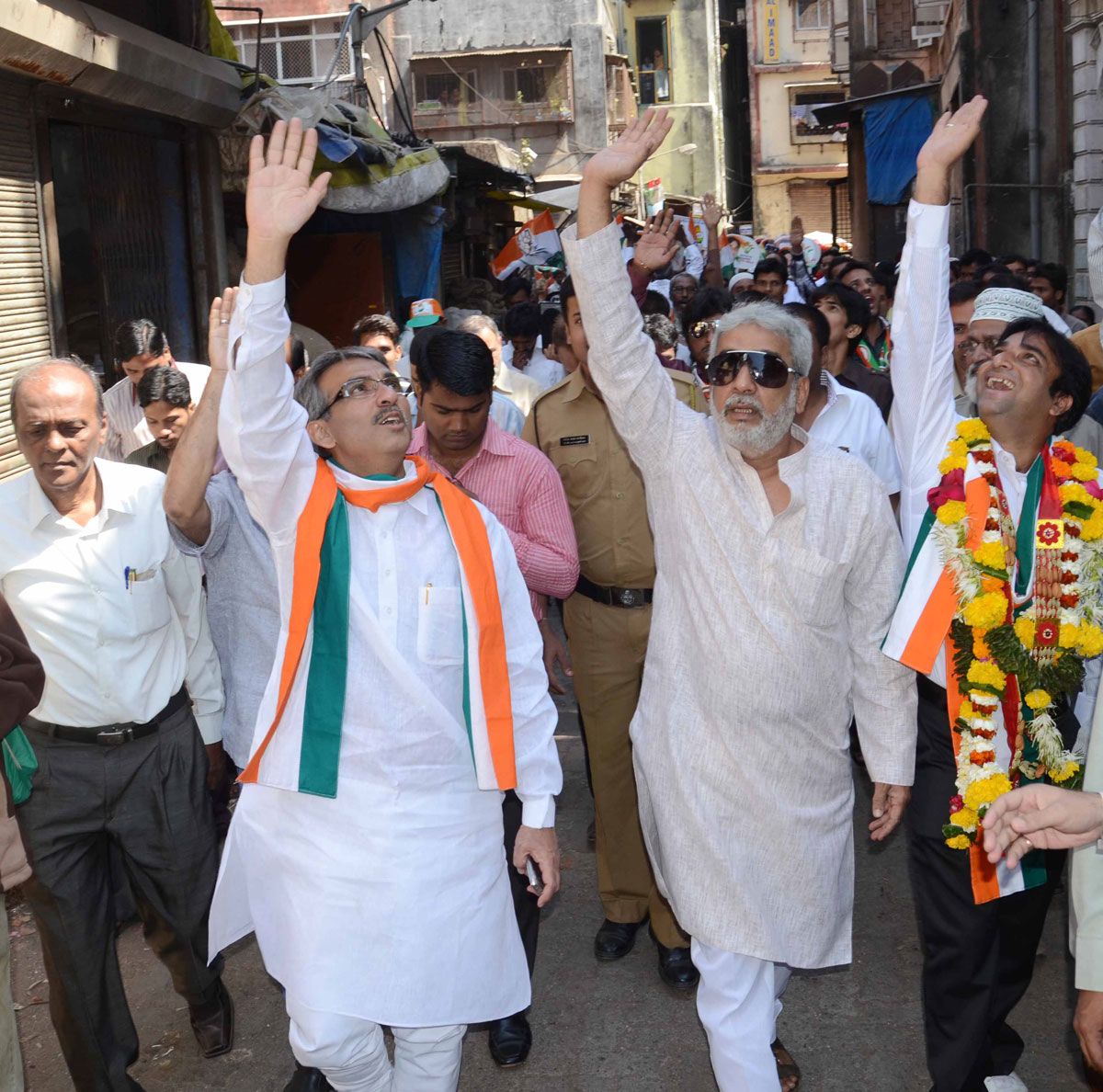 MLA AMIN PATEL IN RALLY OF CONGRESS-NCP CANDIDATES JAVED JUNEJA ON OCCASION EX.MLA YUSUF ABRHANI AT MASJID BUNDER.