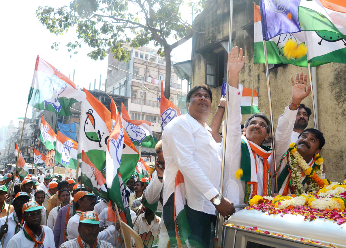 MLA AMIN PATEL IN RALLY OF CONGRESS-NCP CANDIDATES MANOJ JAMSUTKAR AT NAGPADA WARD.NO.208.
