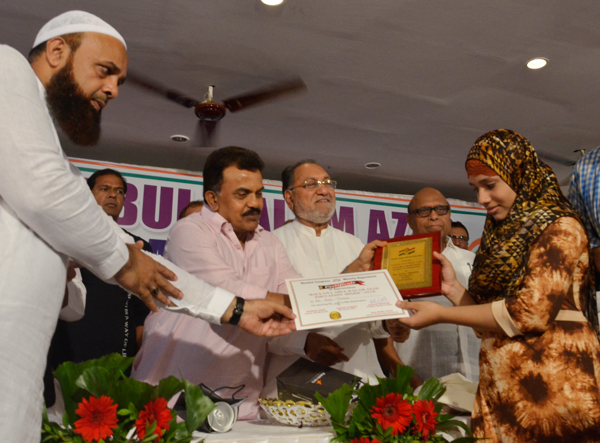 MRCC President Sanjay Nirupam Felictated Students at Saboo Siddique College.