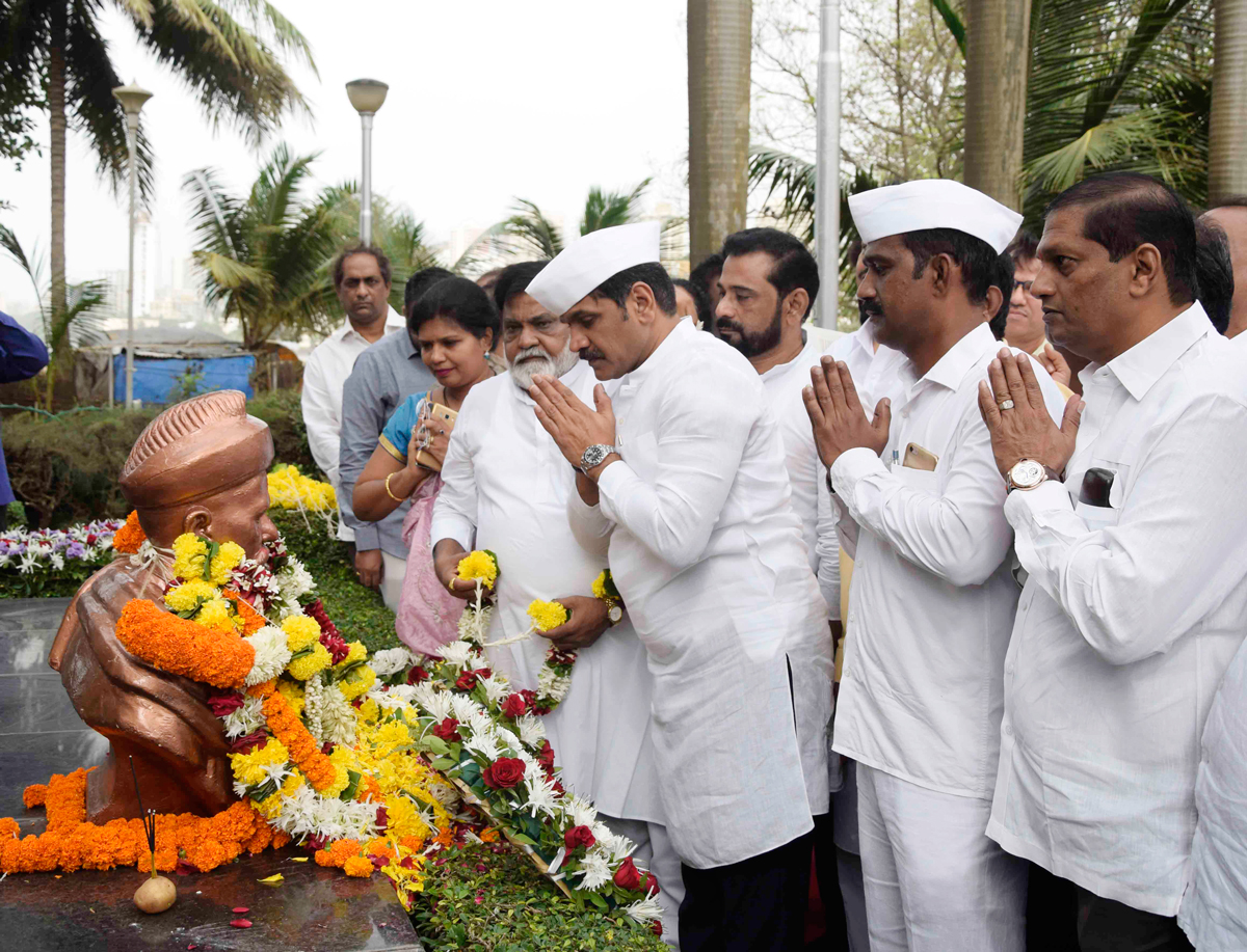 NCP Mumbai Pradesh President Sachinbhau Ahir Paying Tribute to Lokmanya Tilak at Girgaon Chowpatty on his Death Anniversary.