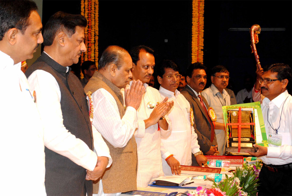 MAHARASHTRA GOVERNOR K.SHANKARNARAYANAN, CHIEF MINISTER PRITHVIRAJ CHAVAN,DY.CHIEF MINISTER AJITDADA PAWAR AT RAVINDRA NATYA MANDIR.