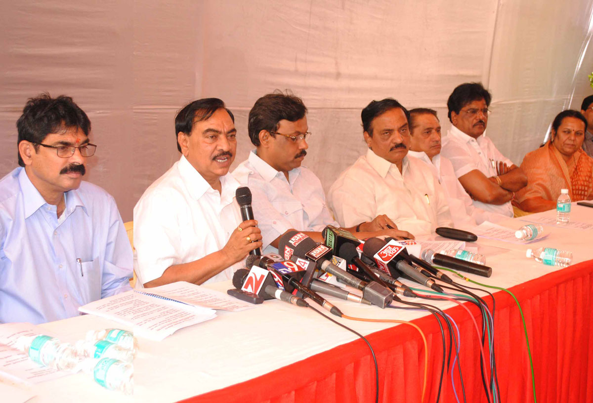 OPPOSITION LEADER EKNATH KHADSE,OPPOSITION LEADER VIDHAN PARISHAD VINOD TAVDE,SHIV SENA& MNS LEADER'S PRESS CONFERENCE B4 RESIDENCE.