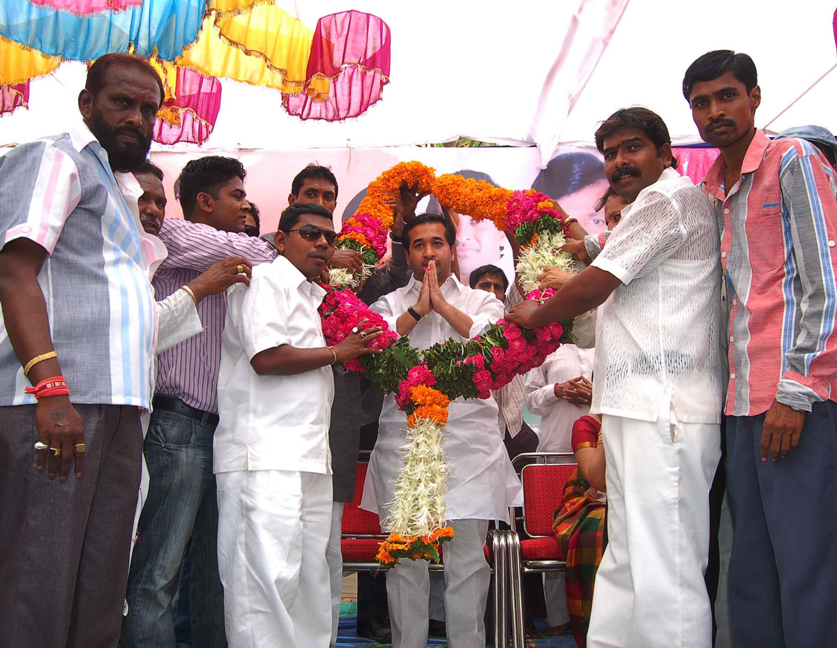 SWABHIMAN SANGHATANA PRESIDENT NITESH RANE AT GUJRAT IN MASS WEDDING.