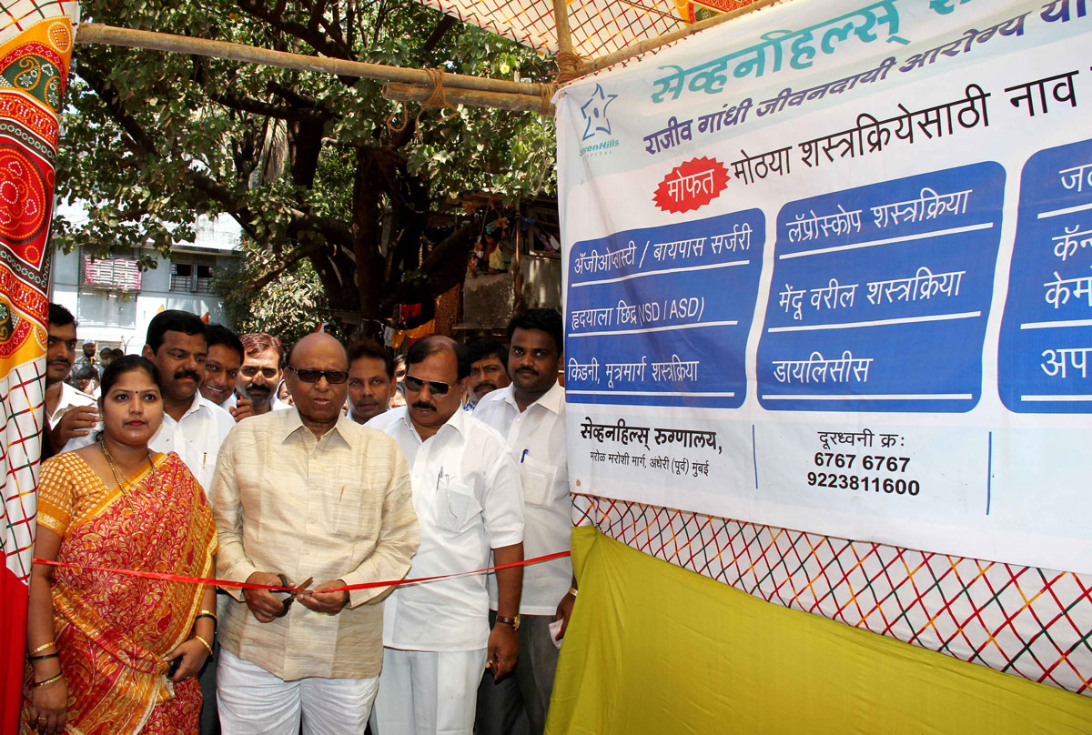 M.P.EKNATH GAIKWAD & MLA KALIDAS KOLAMBKR ON MEDICAL CAMP AT SEWREE.