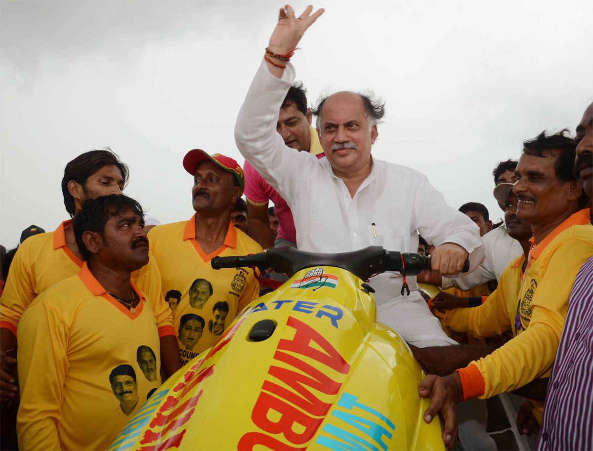 UNION MINSTER OF STATE HOME & TELE COMMUNICATIONS AND IT SHRI.GURUDAS KAMAT INAUGRATES BARUDGAR WATER AMBULANCE FOR WATER RESCUE OPERATION AT JUHU CHOWPATTY.