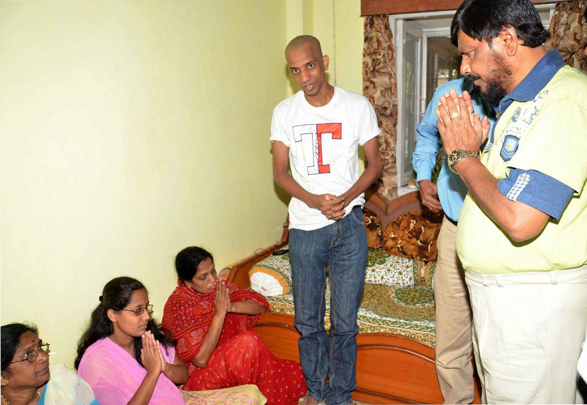 RPI LEADER & EX.MP.RAMDAS ATHAWALE MEETS LATE MOHAN MORE FAMILY AT MIRA BHAYANDAR.