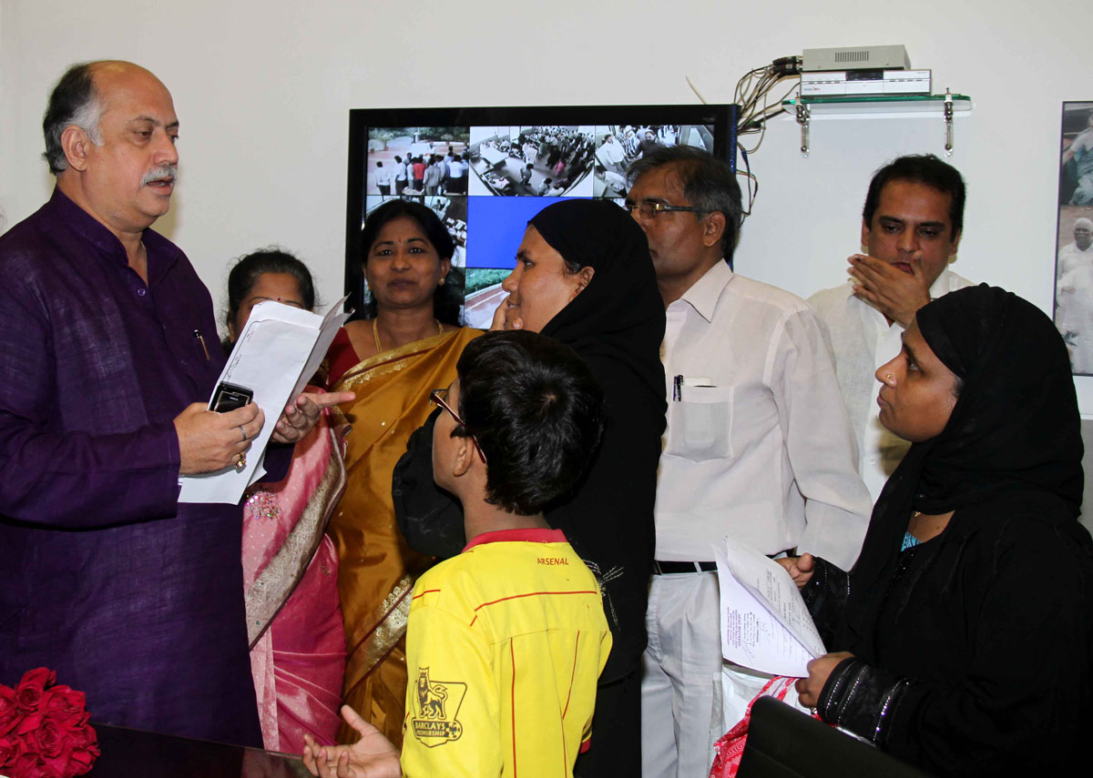 MP & EX.UNION MINISTER GURUDAS KAMAT JANSAMPARK ABHIYAN AT ANDHERI D.N.NAGAR.