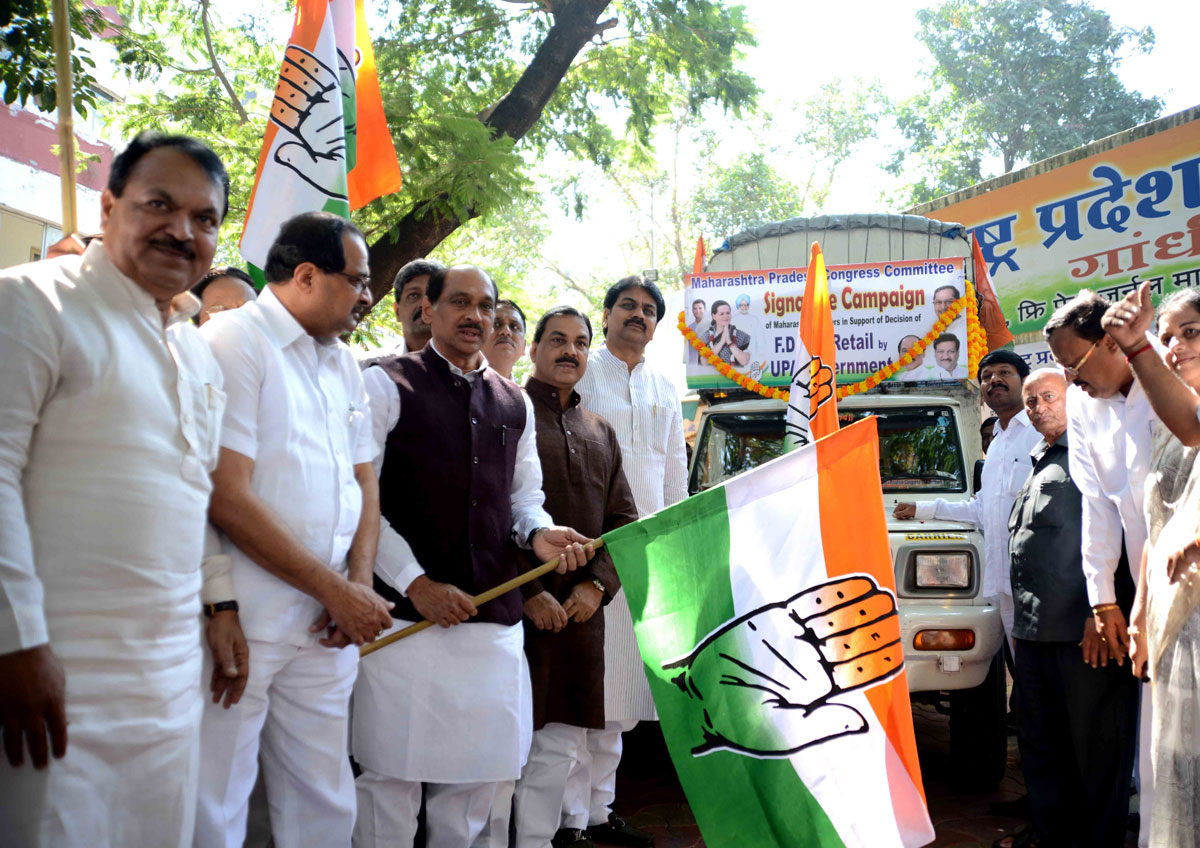 MPCC PRESIDENT MANIKRAO THAKRE FLAG OFF 20 LAKH SIGNATURES CAMPAIGN MAHARASHTRA FARMER IN SUPPORT OF DECISION OF FDI IN RETHAIL BY UPA GOVERNMENT.