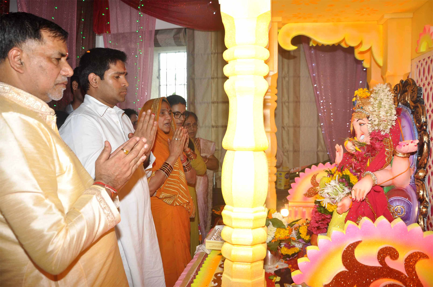 MRCC PRESIDENT & MLA KRIPASHANKAR SINGH DOING GANESH POOJA AT THEIR RESIDENCE IN BANDRA.