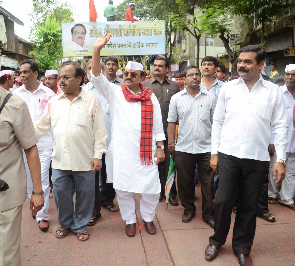 PWD MINISTER CHAGAN BHUJBAL IN GANNESH VISHARJAN RALLY AT MAZGAON ANJIRWADI.