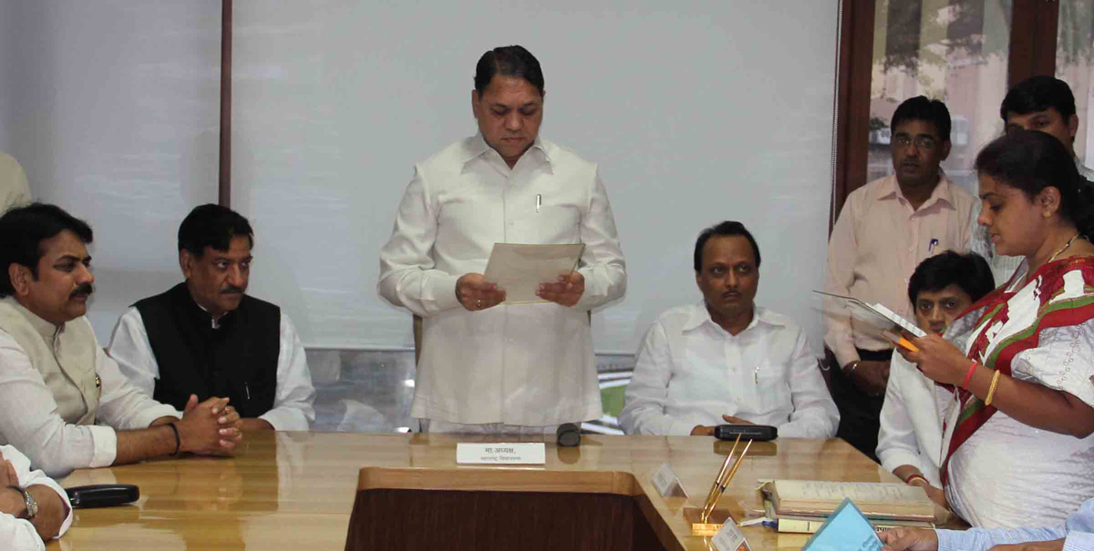 VIDHAN SABHA SPEAKER DILIP VALSE PATIL,CHIEF MINISTER PRITHVIRAJ CHAVAN,DY CHIEF MINISTER AJITDADA PAWAR & NEWLY ELECTED YAVATMAL ASSEMBLY MLA NANDANI NILESH PARVEKAR AT VIDHAN BHAVAN MUMBAI.