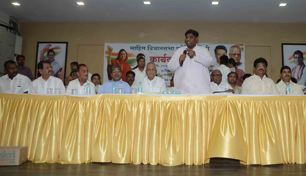 VIDHAN PARISHAD SABHAPATI SHIVAJIRAO DESHMUKH & MUMBAI CONGRESS PRESIDENT PROF. JANARDAN CHANDURKAR IN "KARYKARTA SHIBIR" AT DADAR TILAK BHAVAN.
