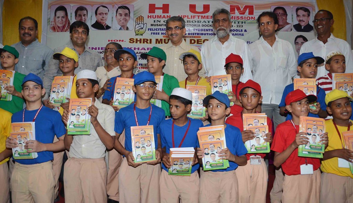 FELICITATION OF SSC STUDENT'S, SCHOOL'S & FREE NOTE BOOK DISTRIBUTION PROGRAMME ORG.BY WARD NO.223 MUNICIPAL CORPORETOR JAVED JUNEJA AT MINARA MASJID AREA.