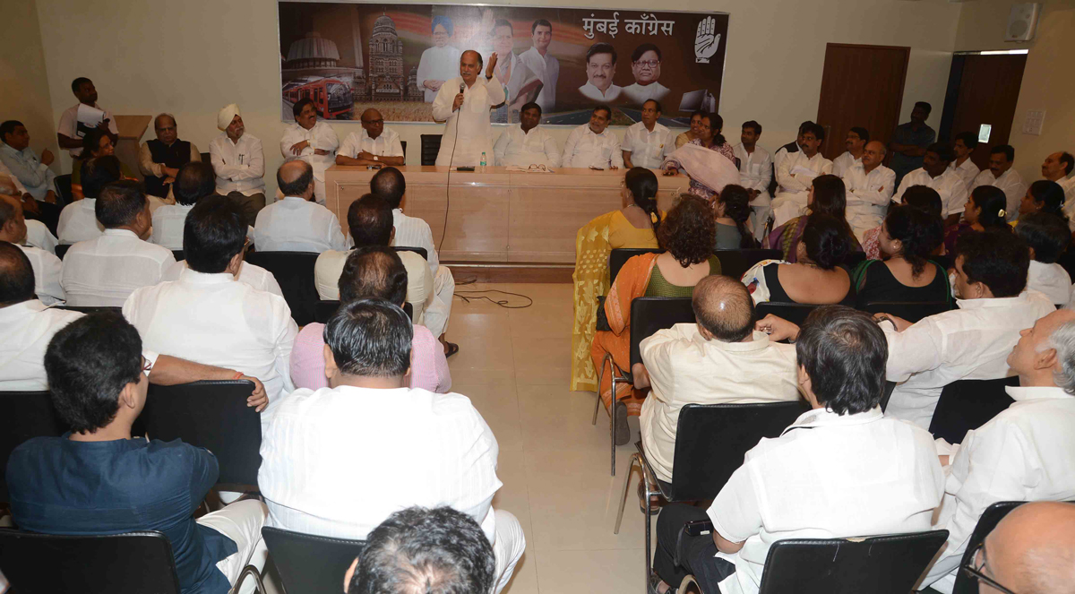 MUMBAI CONGRESS PRESIDENT PROF.JANARDAN CHANDURKAR & AICC GEN.SEC.& M.P. GURUDAS KAMAT IN EXECUTIVE MEETING AT RAJIV GANDHI BHAVAN AZAD MAIDAN.