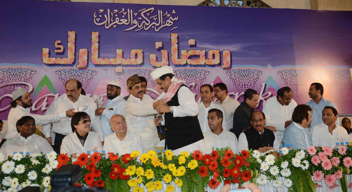 CHIEF MINISTER PRITHVIRAJ CHAVAN,HOME MINISTER SUSHILKUMAR SHINDE & UNION MINISTER MILIND DEORA IN RAMZAN ROZA-E-IFTAR PARTY AT HAJ HOUSE CST.
