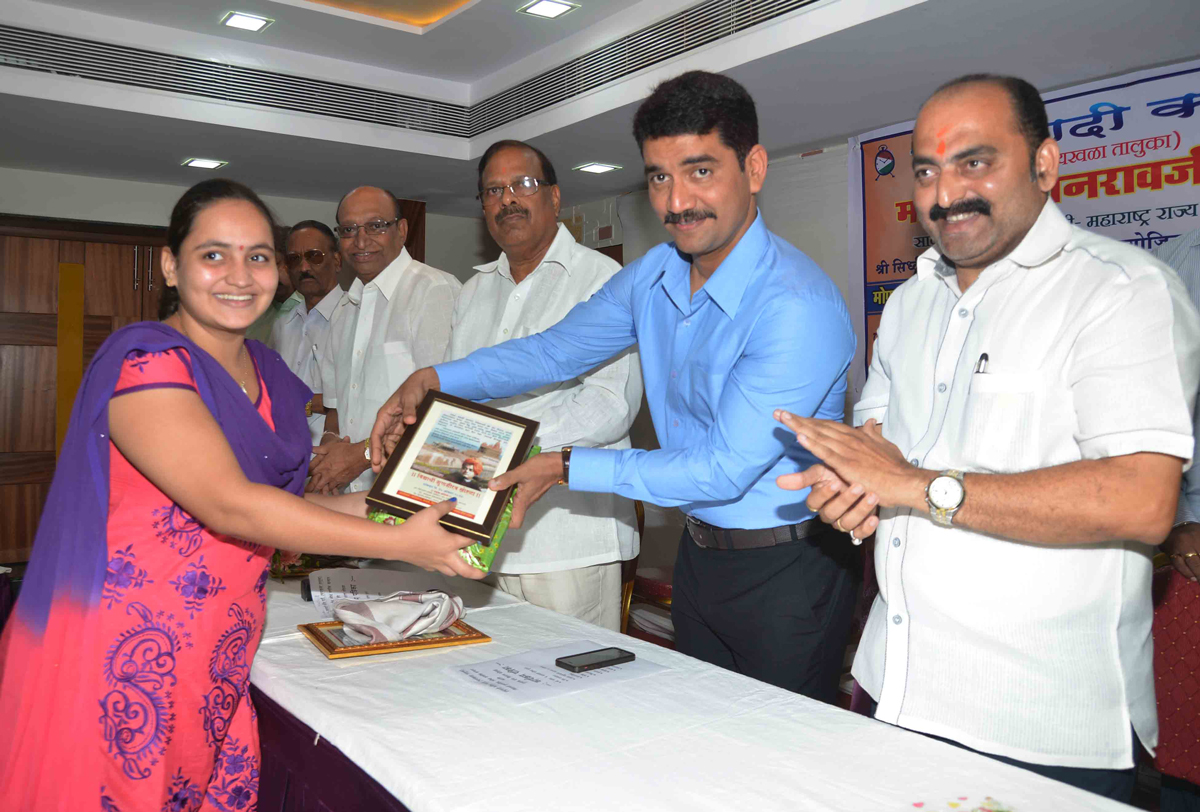 FELICITATION OF STUDENTS & SENIOR CITIZENS BY MUMBAI POLICE ADDITIONAL COMMISSIONER VISHWAS NANGARE PATIL AT BYCULLA.