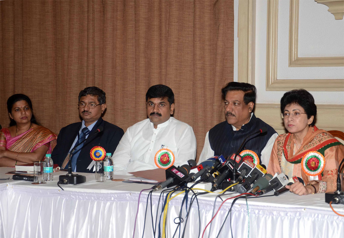 UNION MINISTER MS.SELJA AND MAHARASHTRA CHIEF MINISTER PRITHVIRAJ CHAVAN DURING  PRESS CONFERENCE AT SAHYADRI GUEST HOUSE.