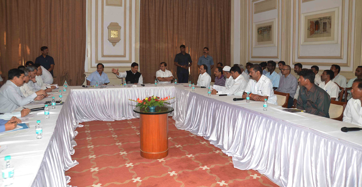 CHIEF MINISTER PRITHVIRAJ CHAVAN & MINISTER NARAYANRAO RANE AT SAHYADRI GUEST HOUSE.