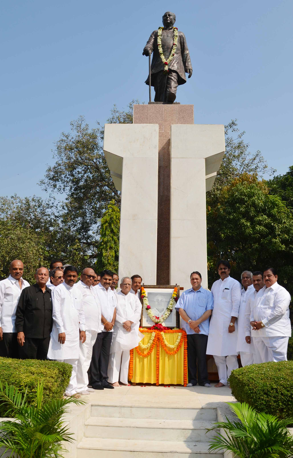 PAYING TRIBUTE TO THE LATE.EX.CHIEF MINISTER VASANT DADA PATIL AT VIDHAN BHVAN.