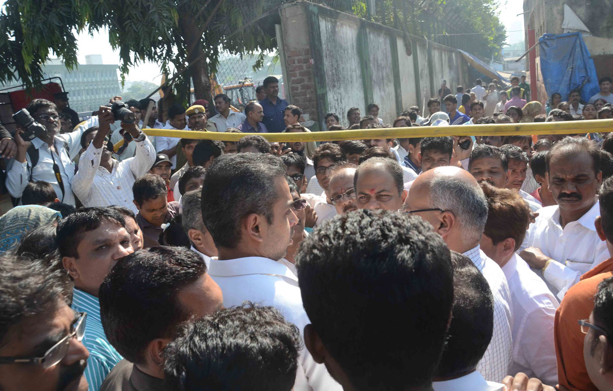 UNION MINISTER MILIND DEORA VISITED DR.BABASAHEB AMBEDKAR NAGAR FIRE SPOT AT CUFF PARADE COLABA.