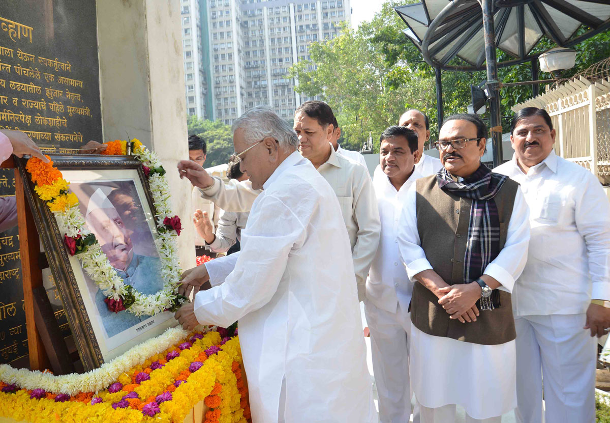 DEATH ANNIVERSARY OF EX.FIRST CHIEF MINISTER OF MAHARASHTRA LATE YASHWANTRAO CHAVAN AT VIDHAN BHAVAN MUMBAI.