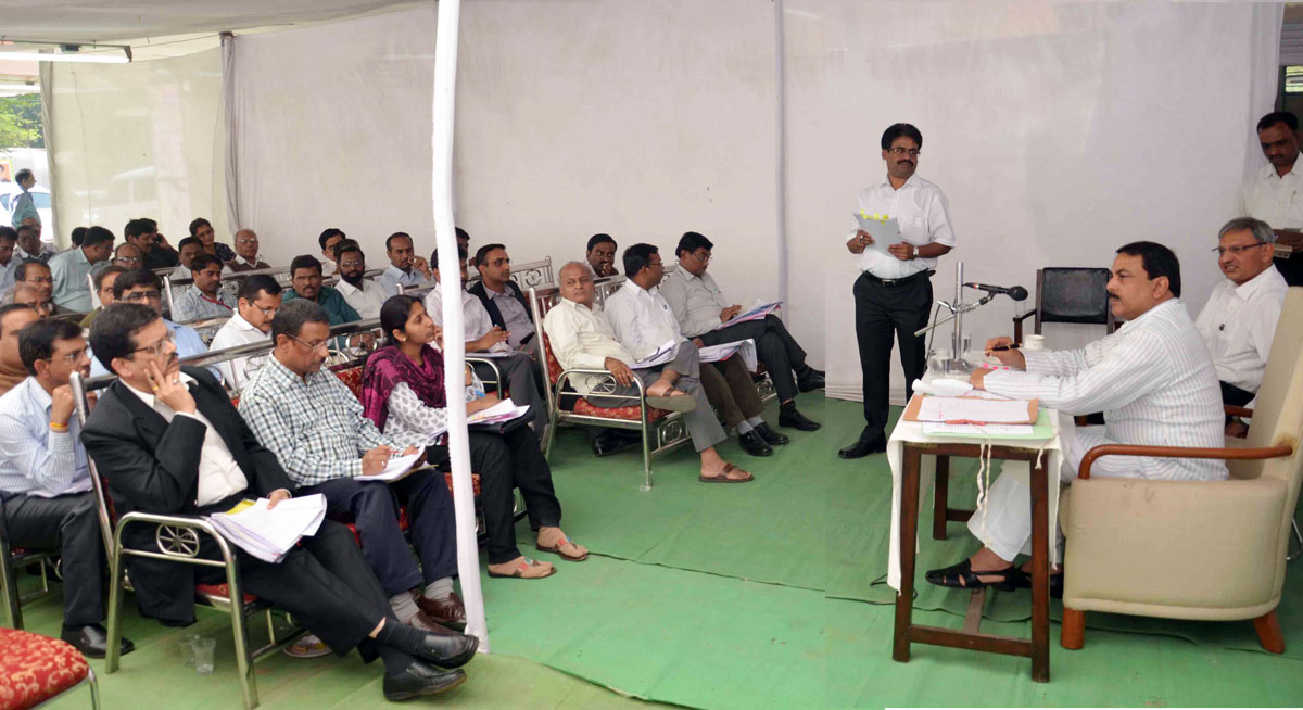 Minister Mohd.Arif Nasim Khan meeting with dist.Collector's at Ravi bhavan Nagpur.