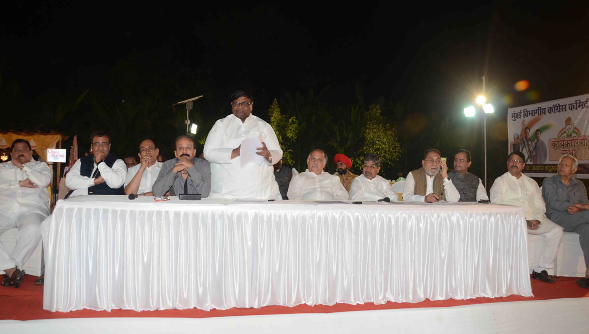 Mumbai Congress President Prof.Janardan Chandurkar & AICC Gen.Sec.& MP.Gurudas Kamat during executive meeting at Andheri D.N.Nagar.