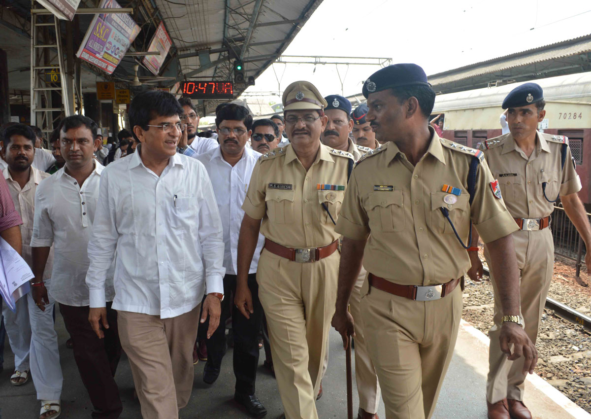 (M.P.) Dr.Kirit Somaiya Visited Our Constituency Railway Station's.