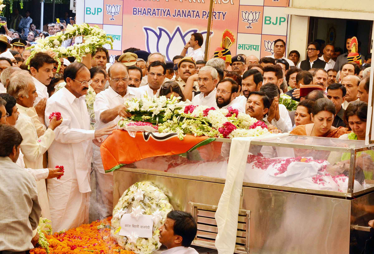 NCP Chief Sharad Pawar Paying Last Respect to BJP Leader Gopinath Munde at New Delhi.