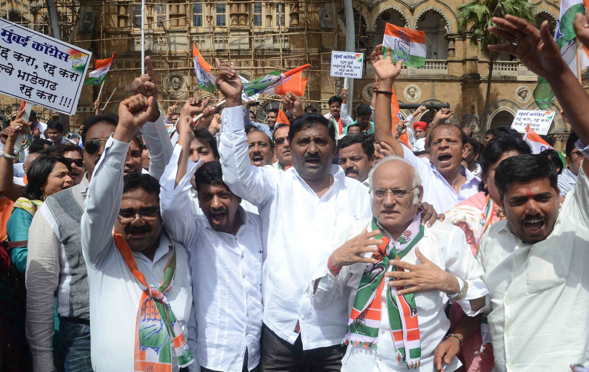 Mumbai Congress President's Prof.Janardan Chandurkar with Mumbai Congress Team Protest Against Railway Fare Hike at CST Azad Maidan.