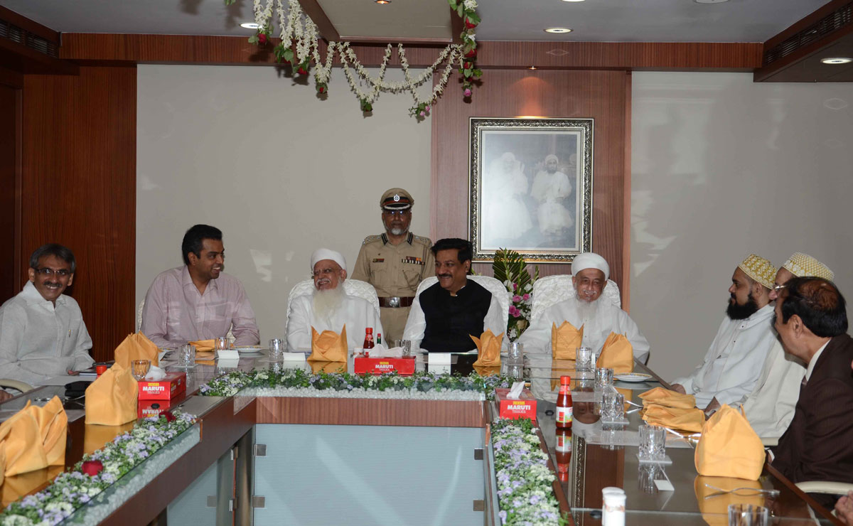 CHIEF MINISTER PRITHVIRAJ CHAVAN,UNION STATE MINISTER MILIND DEORA & MLA AMIN PATEL ON PROJECT BHENDI BAZAR REDEVELOPMENT AT BOHRI MOHALLA.
