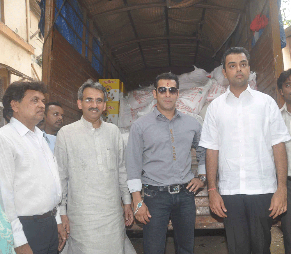 M.P.MILIND DEORA ,FILM STAR SALMAN KHAN & MLA.AMIN PATEL VISITED  DONGRI CHILDREN'S HOME.