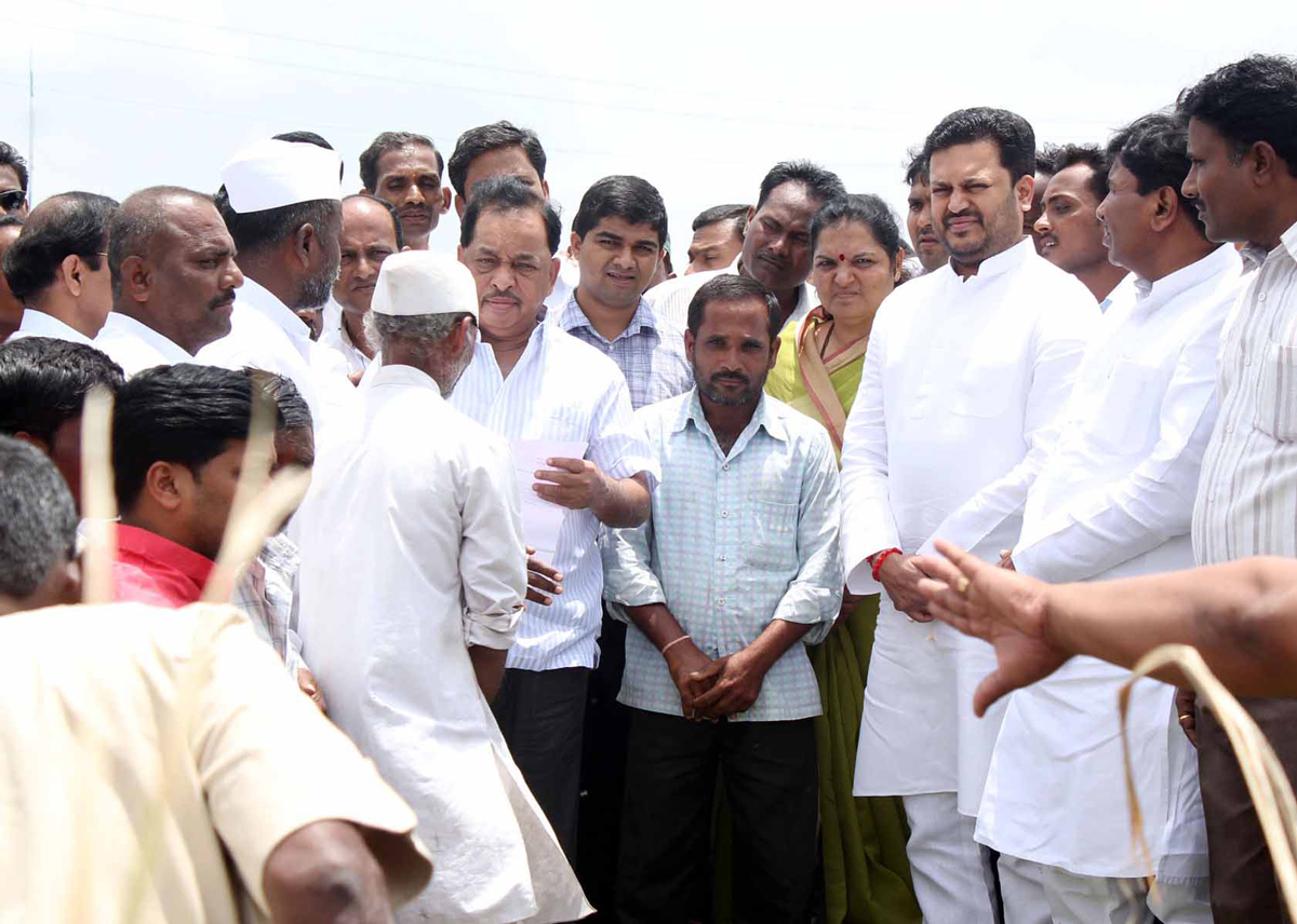 Congress Senior Leader Narayanrao Rane visit Drought Villages in Maharashtra.