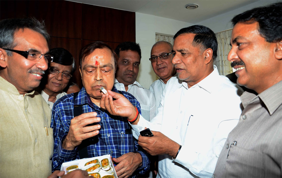 M.P.& EX.UNION MINISTER MURLI DEORA 75th BIRTHDAY CELEBRATION ON OCCASION MRCC PRESIDENT KRIPASHANKAR SINGH,MINISTER ARIF NASIM KHAN AT CHURCHGATE KHETAN BHAVAN.