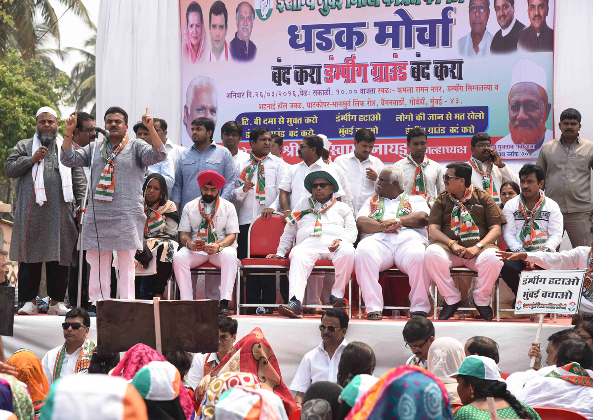 Mumbai Congress President Sanjay Nirupam with Team Protest against Dumping Ground issue at Deonar.