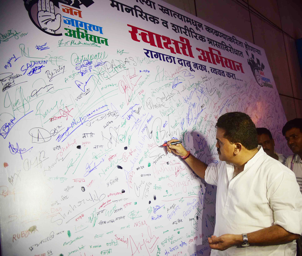 Mumbai Congress Signature Campaign Against Demonitization at Churchgate Railway Station.