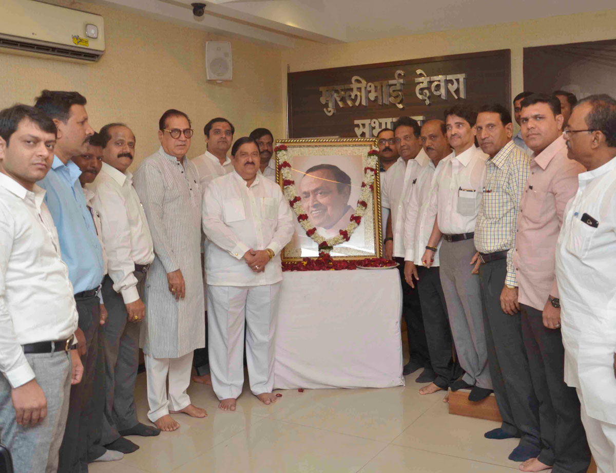 Mumbai Congress Paying Tribute to Congress Party Leader Former Central Minister Late.Murli Deora on his Birth Anniversary.