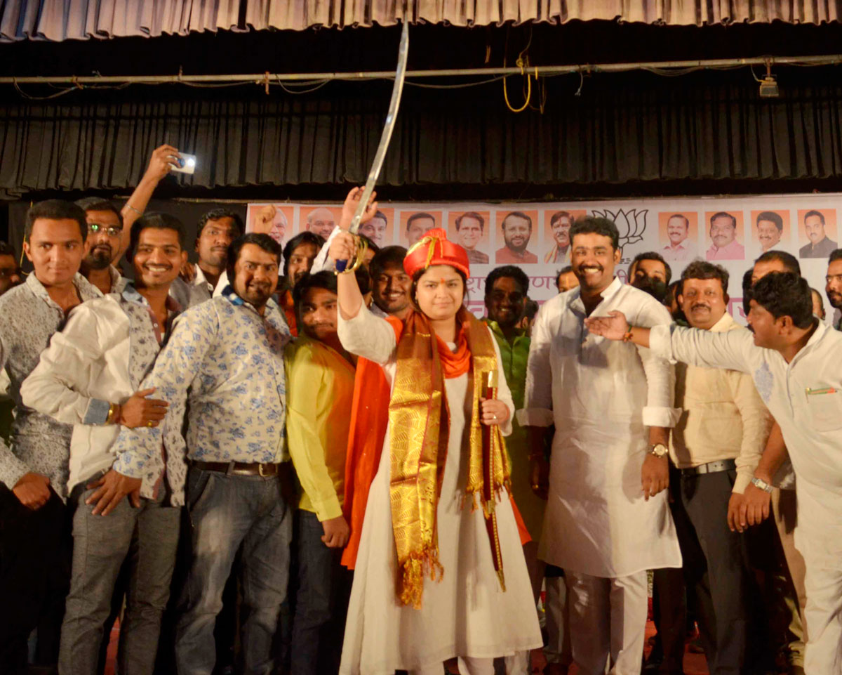 BJP MP & Yuva Morcha President Poonam Mahajan Felicitated on her visit Mumbai to Pune.