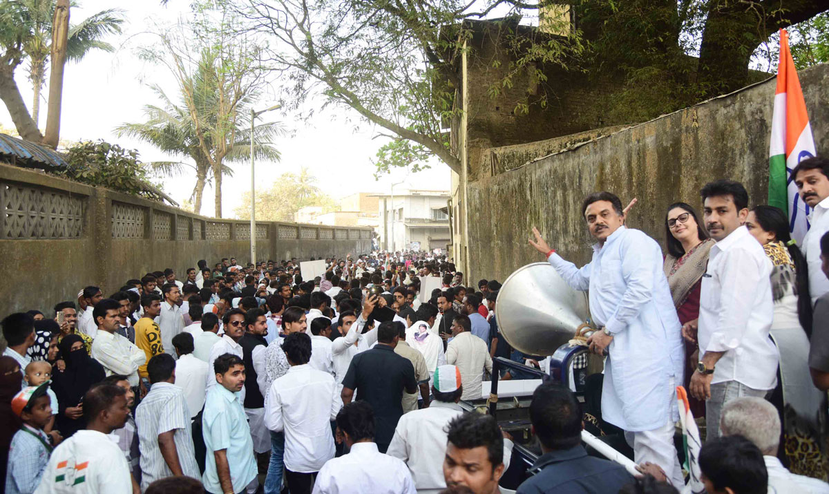MRCC President Sanjay Nirupam & Cine Star Nagma during Road Show at Anushakti Nagar Chitta Camp .