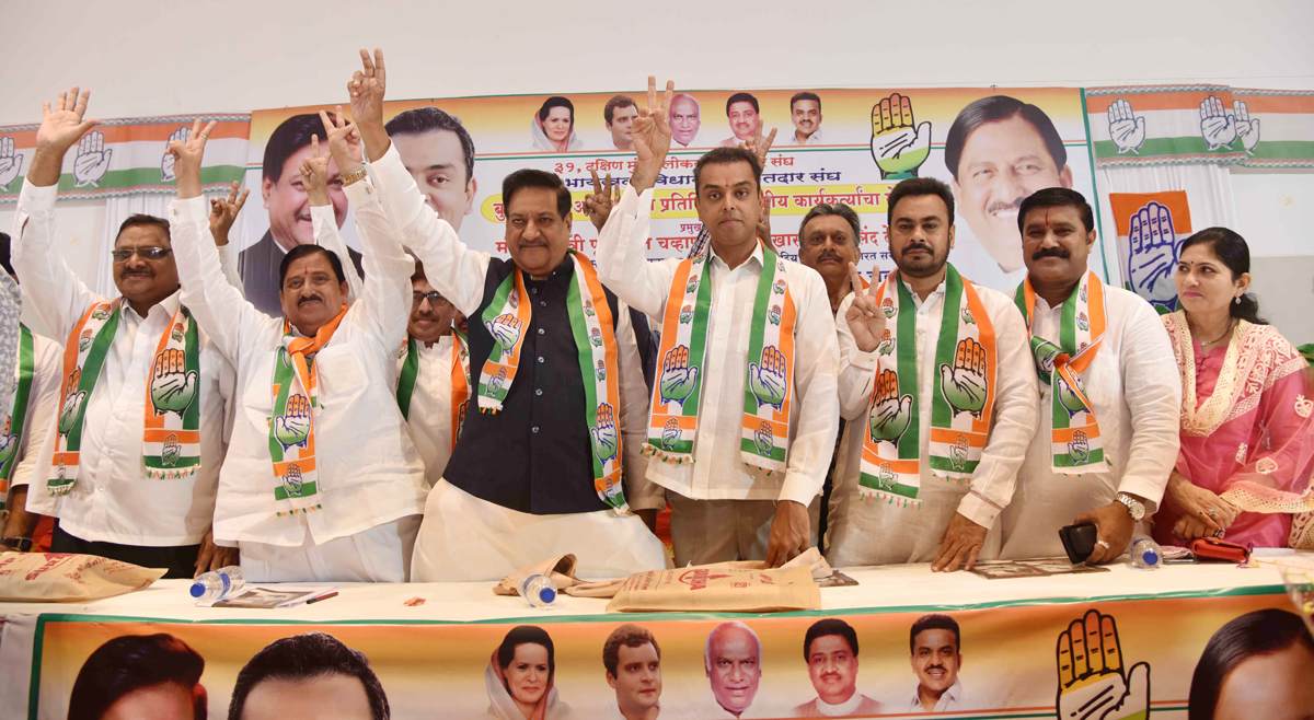 Congress Leaders Prithviraj Chavan, Milind Deora & Madhu Chavan during Byculla Assembly Karyakarta Melawa.